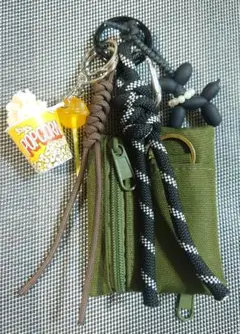 ハンドメイド　バックチャーム　じゃらじゃらキーホルダー　パラコード　バルーン犬