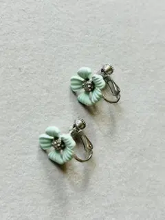 レストローズ　ミントグリーン 花型 イヤリング ストーン付き