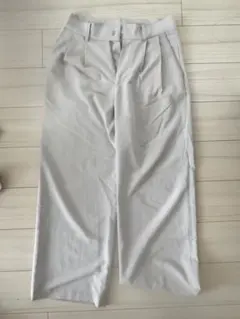 ライトグレー ワイドパンツ センタープレス