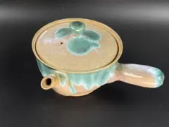 上野焼、高鶴(淳)淳一作、『横線紋壷』、藁灰釉、銘「窯印・淳」入、合せ箱付 上野焼、高鶴(淳)淳一作、『横線紋壷』、藁灰釉、銘「窯印・淳」