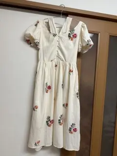 ワンピース　花刺繍　アイボリー