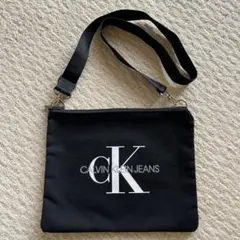 Calvin Klein Jeans ブラックショルダーバッグ　サコッシュのサムネイル