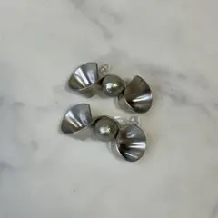 メタル×コットンパール　変形イヤリング　個性派