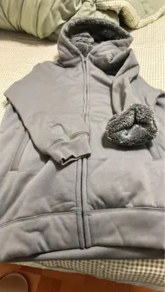 裏起毛カーキ　ジップアップパーカー