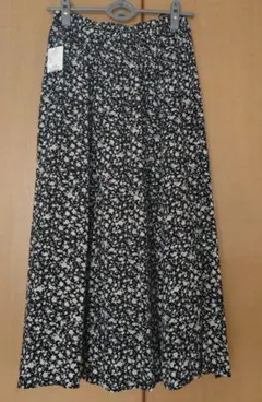 アースミュージックエコロジー　レーヨンギャザーフレアスカート　小花柄　黒色　Fのサムネイル