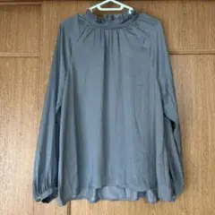 【新品未使用】Te chichi サテン生地ブラウス くすみブルー