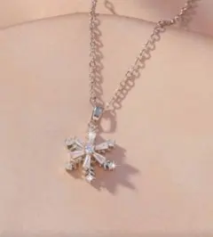 雪の結晶型ペンダントネックレス