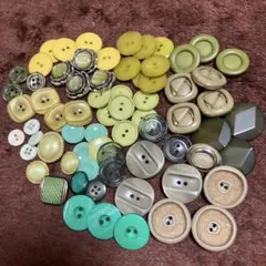 特価　質感の面白い昔のボタン　グリーン　黄色系　スクエア1.2〜2.5cm69個