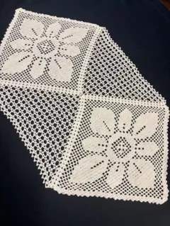 花柄方眼編みのホワイトレース編み　テーブルセンター