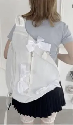 Loueme リボン付きホワイトボディバッグ