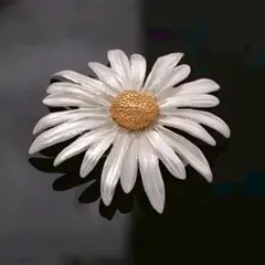 ホワイトマーガレットブローチ ヴィンテージ風　花 ホワイト 白 金 フラワー