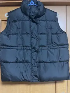 黒のダウンベスト