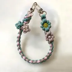 K様　スマホハンドストラップ　パラコード　花付き　にこちゃん　四つ葉付き