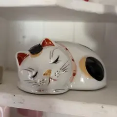 まつ毛が長くて愛らしい眠り猫 陶器製 三毛猫 昭和 레트로 招き猫