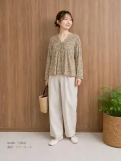 リバティ柄　花柄 Vネック 長袖ブラウス　ハンドメイドのサムネイル