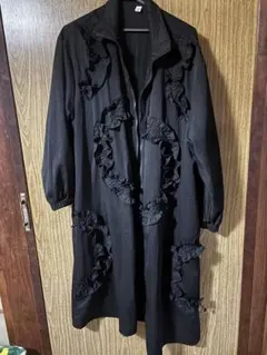 フリル付きブラックロングコート