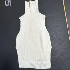 アイボリーリブ編みタートルネックノースリーブ