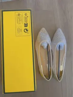 ビジュー付きベージュフラットシューズ