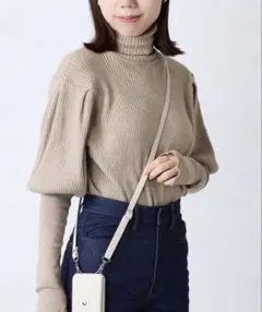 スリーコインズ　レザー調スマホショルダー