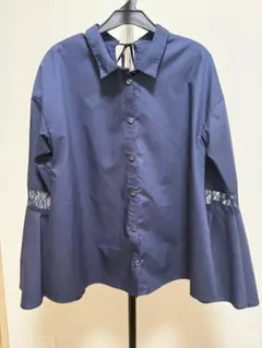 LilyBrownネイビー ベルスリーブ シャツ