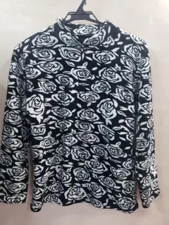 フリース地　白いバラ柄 ハイネック長袖トップス