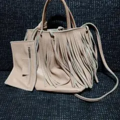 フリンジ付きベージュハンドバッグ