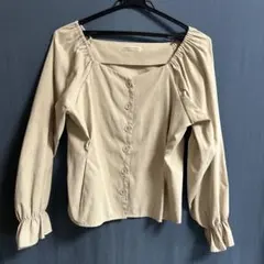ベージュ パフスリーブ シャツ