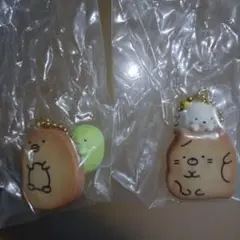 すみっコぐらしビスケットつきチャーム ねこ、ペンギン？です。