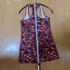 ルルレモン　ヨガ　赤と黒の花柄タンクトップ