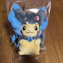 ポケットモンスター　メガリザードンXのポンチョを着たピカチュウ　ぬいぐるみ