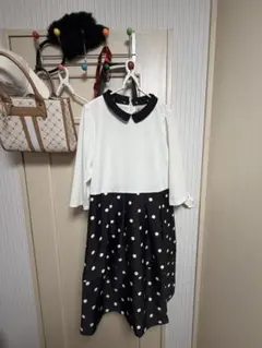 ホワイト・ブラック ドット柄 膝丈ワンピース