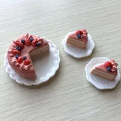 ミニチュアケーキ イチゴとベリーのピンクケーキ ハンドメイド フェイクスイーツ