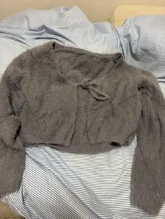 グレー フワフワ ショート丈カーディガン　nugu