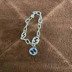 GUCCI シルバーブレスレット ロゴチャーム付き