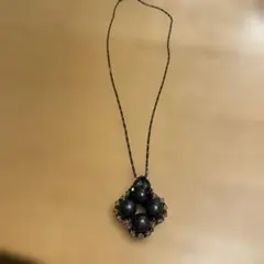 ハンドメイド 黒のビーズペンダント