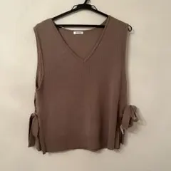 ブラウン Vネック ニットベスト サイドリボン INGNI