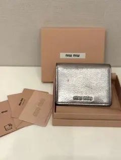 miu miu 5MV204 二つ折り財布 メタリックのサムネイル