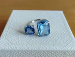 Swarovski スクエアカット ドロップピアス ライトブルー - メルカリ