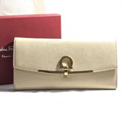SalvatoreFerragamo ガンチーニ 長財布 ベージュフェラガモ財布のサムネイル