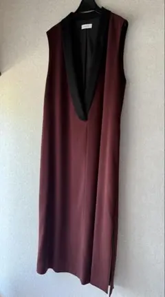 バーガンディ Vネック ノースリーブワンピース