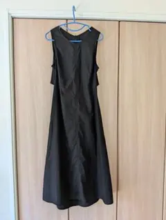 ノースリーブ黒ワンピース バックオープン