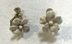 花の形状 クリップ式イヤリング ホワイト