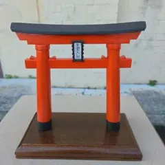 木製オレンジ色鳥居型置物