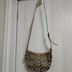 Coach ベージュ ロゴプリント ショルダーバッグ