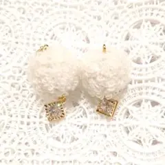 No.117♡ホワイト もふもふボール ピアス♡
