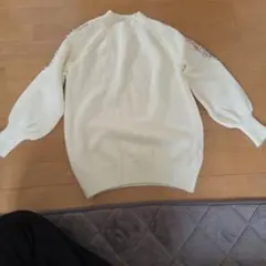 クリーム色のレースセーター