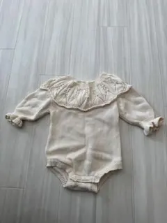 バースデー 70 アイボリー ニットロンパース フリル付き