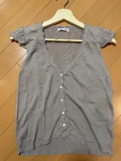 グレー ボタン付き カーディガン レース袖 ノースリーブ