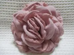 ２種類の生地大き目のバラ型　ブローチ（安全ピン・ミニクリップ付）　ピンク系の濃淡