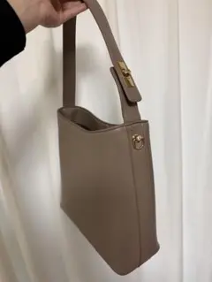 ベージュ トートバッグ ゴールド金具のサムネイル
